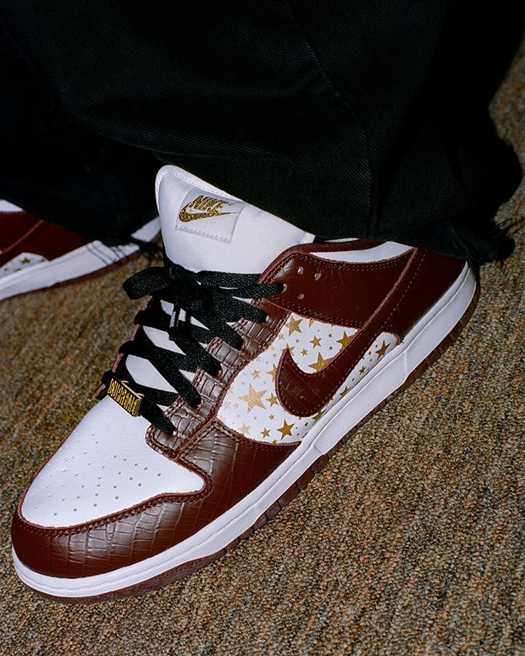 Nike SB Dunk Low Supreme Stars Barkroot Brown