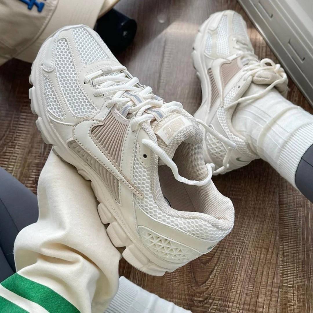 NIKE ZOOM VOMERO 5 SAIL LIGHT OREWOOD BROWN