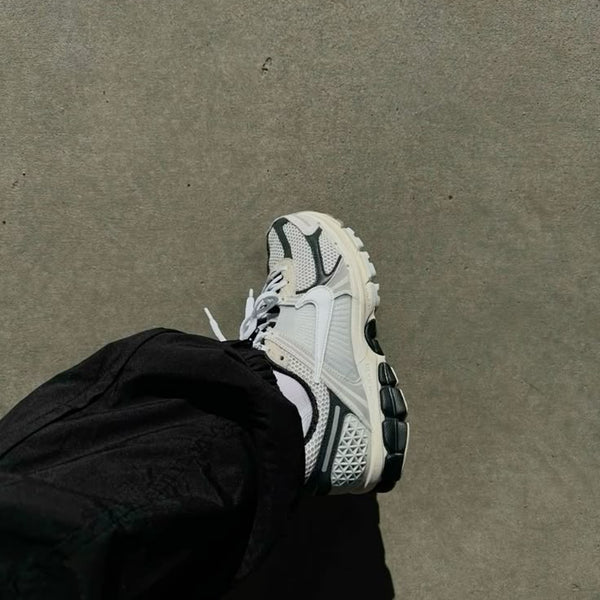 Nike Zoom Vomero 5 Supersonic Light Bone Black
